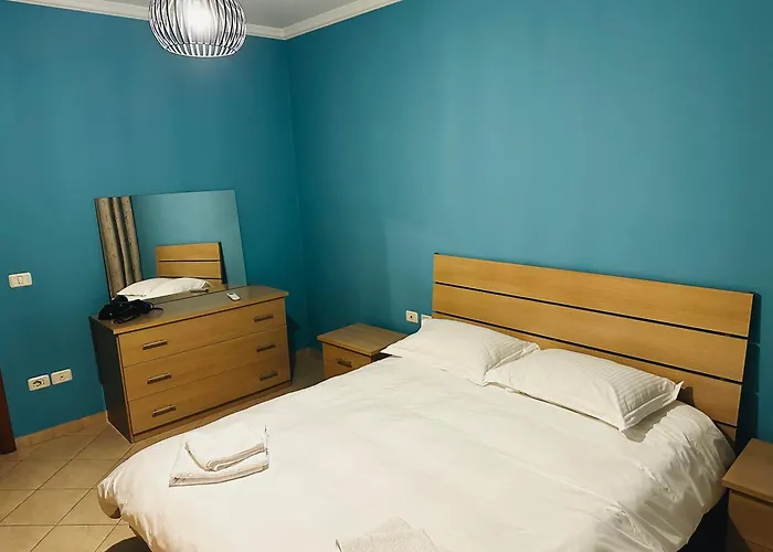 Quiet & Spacious City Center Apartment - 4 Min Walk
