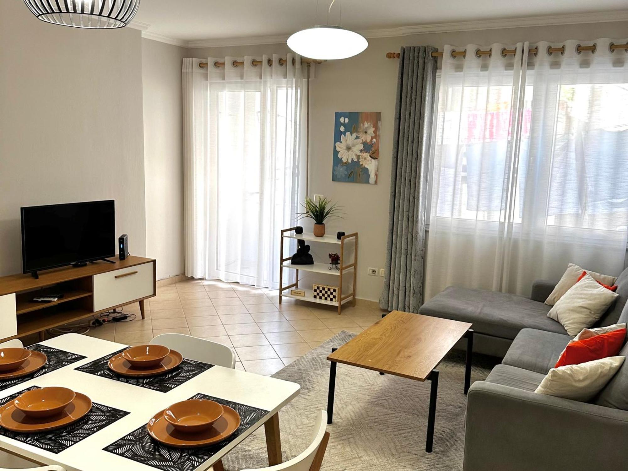 Quiet & Spacious Center - 4 Min Walk Apartamento Tirana
